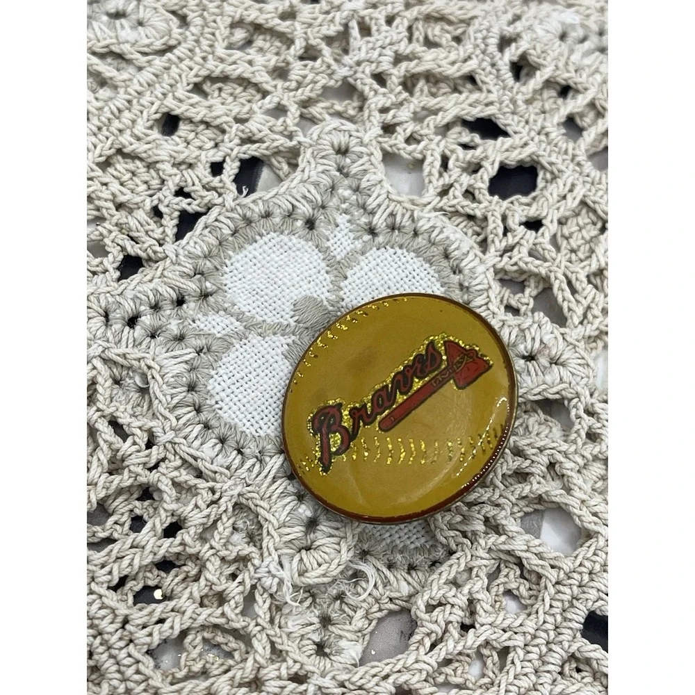 VTG Lapel Hat Pin Pinback Gold‎ Tone Round MLB Atlanta Braves Glossy